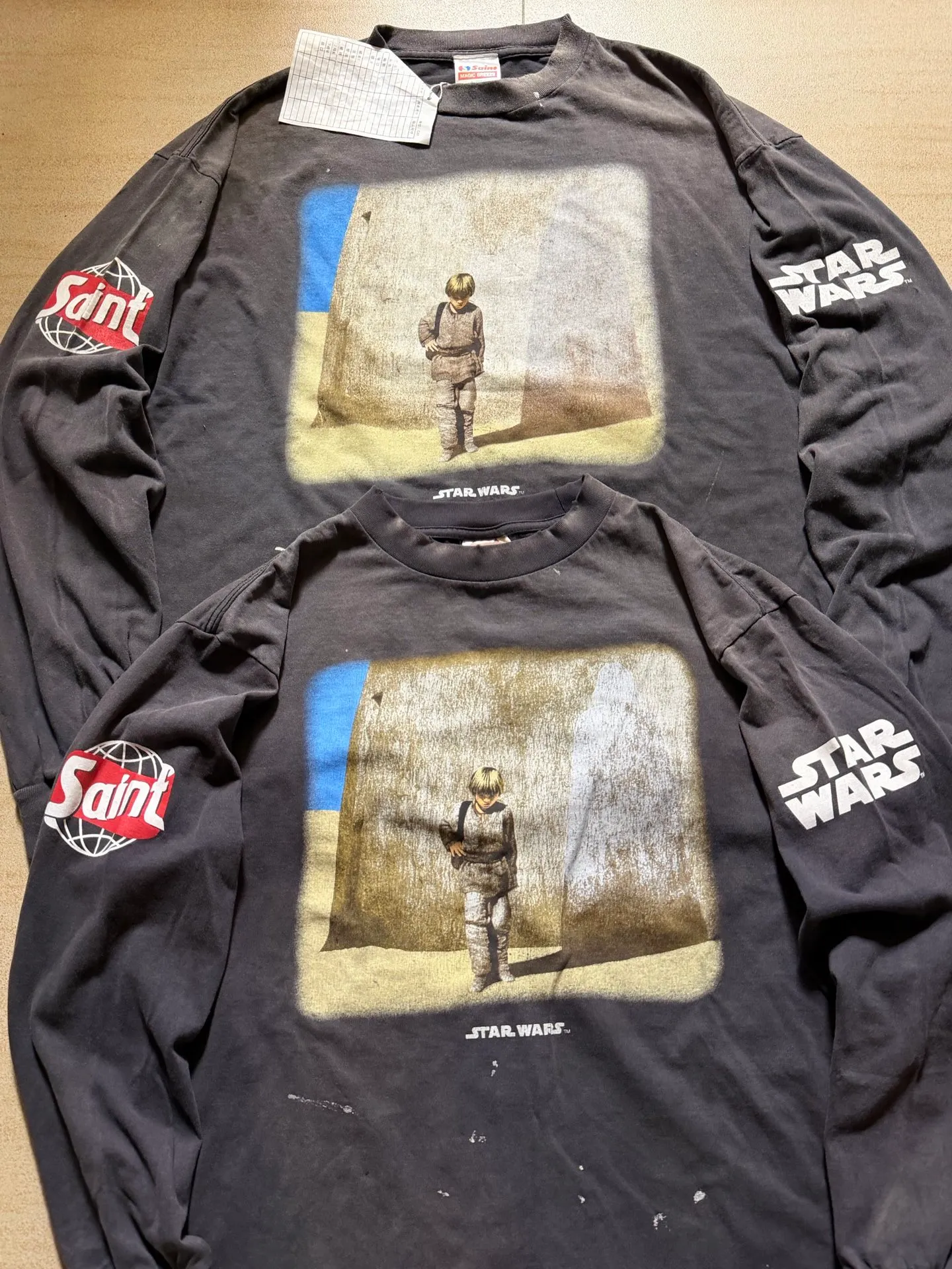 Proofing vs original SAINT Mxxxxxx × STAR WARS SW_LS TEE /DARTHVADER/BLK Star Wars co-branded model Darth Vader/Anakin Skywalker distressed long sleeves washed black S-XL printing from "STAR WARS Episode I/The Phantom Menace" "Anakin Skywalker" impressive poster visuals and the design of "Darth Vader" printed on the back The entire garment is hand-processed with dirt, washed with water, and printed with a distressed feel, which perfectly interprets the artistic specialty of NEW VINTAGE. In addition, the original co-branded main mark/wash mark/little angel anti-counterfeiting mark can be customized. It can be said that every detail of ZP is perfectly reproduced.